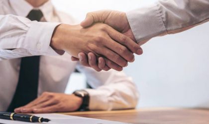 Business handshake for MCA calculator and funding solutions.